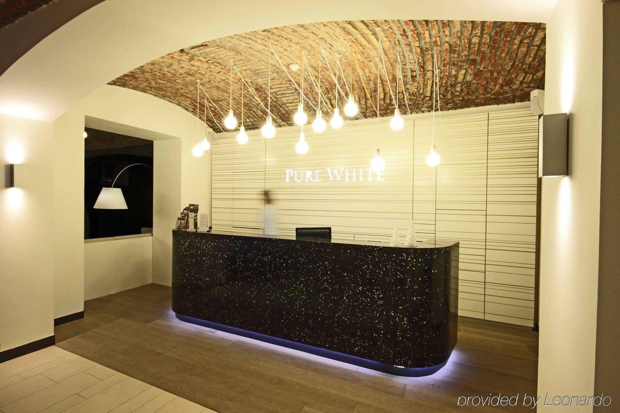 Pure White Hotel Prag